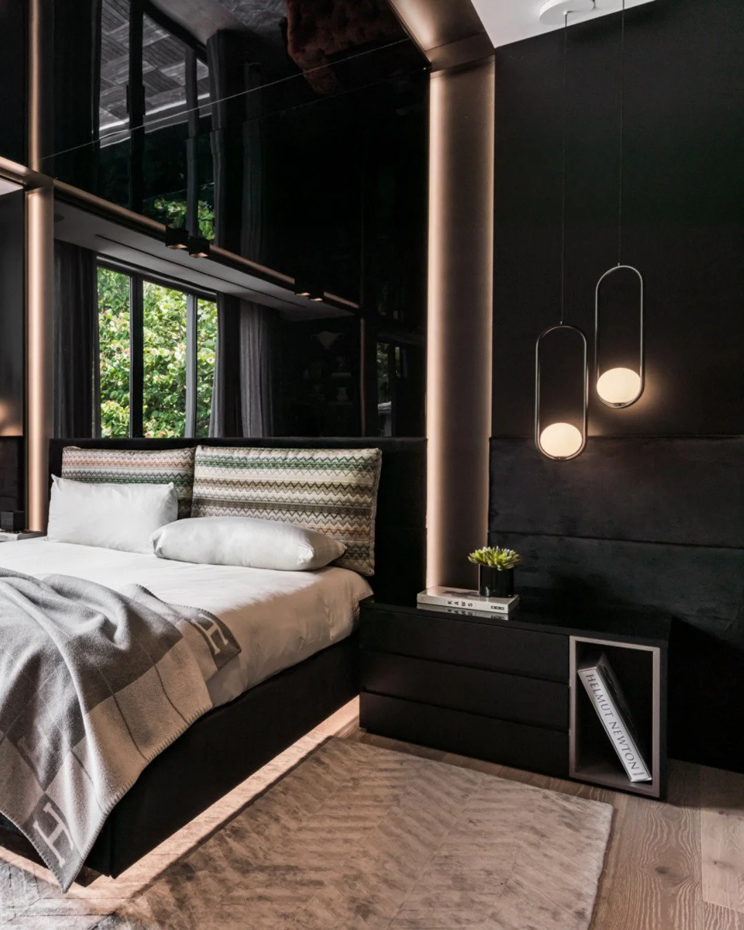 Dark interiors don&rsquo;t have to feel heavy.

In this bedroom, dark finishes create depth and intimacy, while natural light brings balance and keeps the space feeling open and connected to the outdoors.

It&rsquo;s all about contrast and how light 