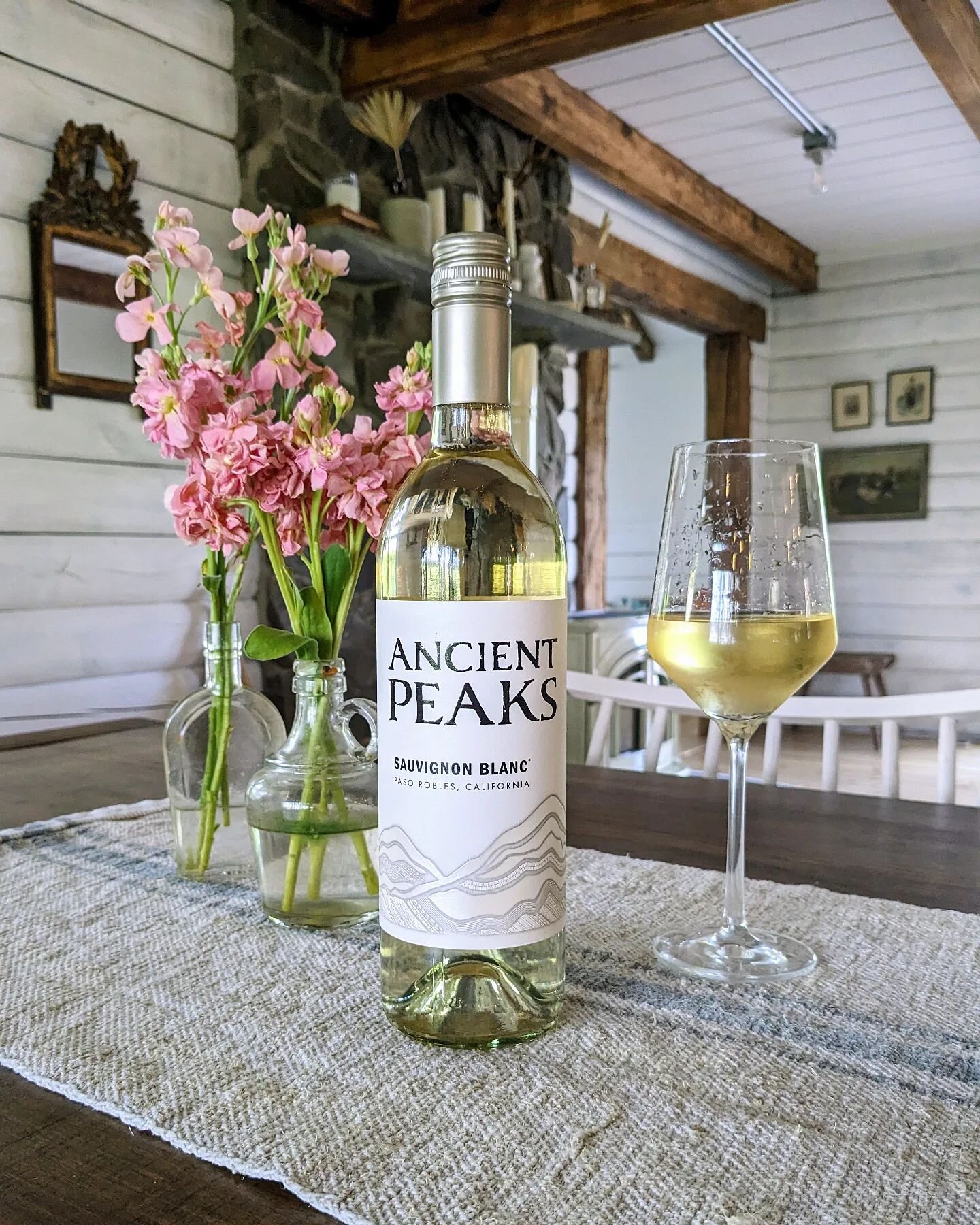 From Paso Robles, @ancientpeaks Sauvignon Blanc is showing notes of grapefruit, peach, papaya and citrus on the nose and palate. The bright, tangy finish makes this wine a perfect match for summer favs like steamed clams, crab cakes and chicken kabob