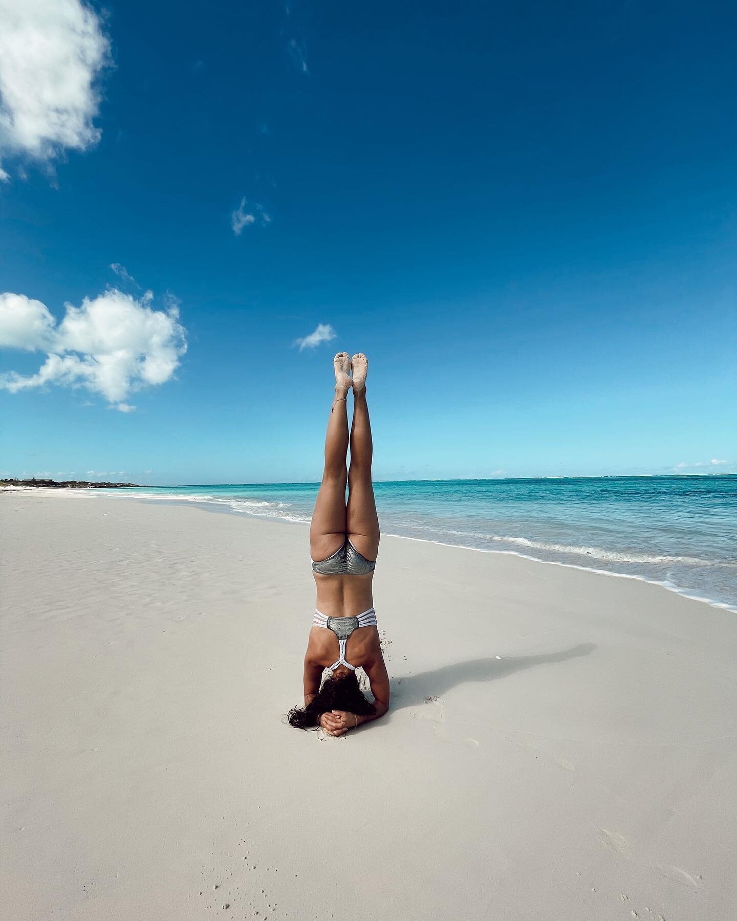 Si sientes tu mundo al revés, voltéate y mira con nuevos ojos, con otra perspectiva ✨💓 If you feel your world upside down, stand on your head and see things with another perspective! Midweek motivation. Motivaci&oacute;n de mitad de semana!! We ca