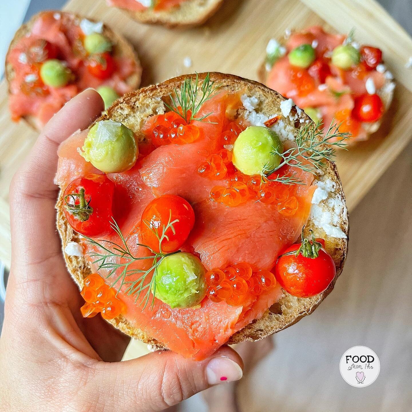 2 min weekend breakfast 🤤 esto es lo que sale r&aacute;pidito una ma&ntilde;ana que:⁣
⁣
1. encuentras huevos de pescado (caviar de salm&oacute;n) en promoci&oacute;n en el mercado ☺️⁣
2. Tienes tomates y eneldo frescos de la huerta #huerticafromtheh