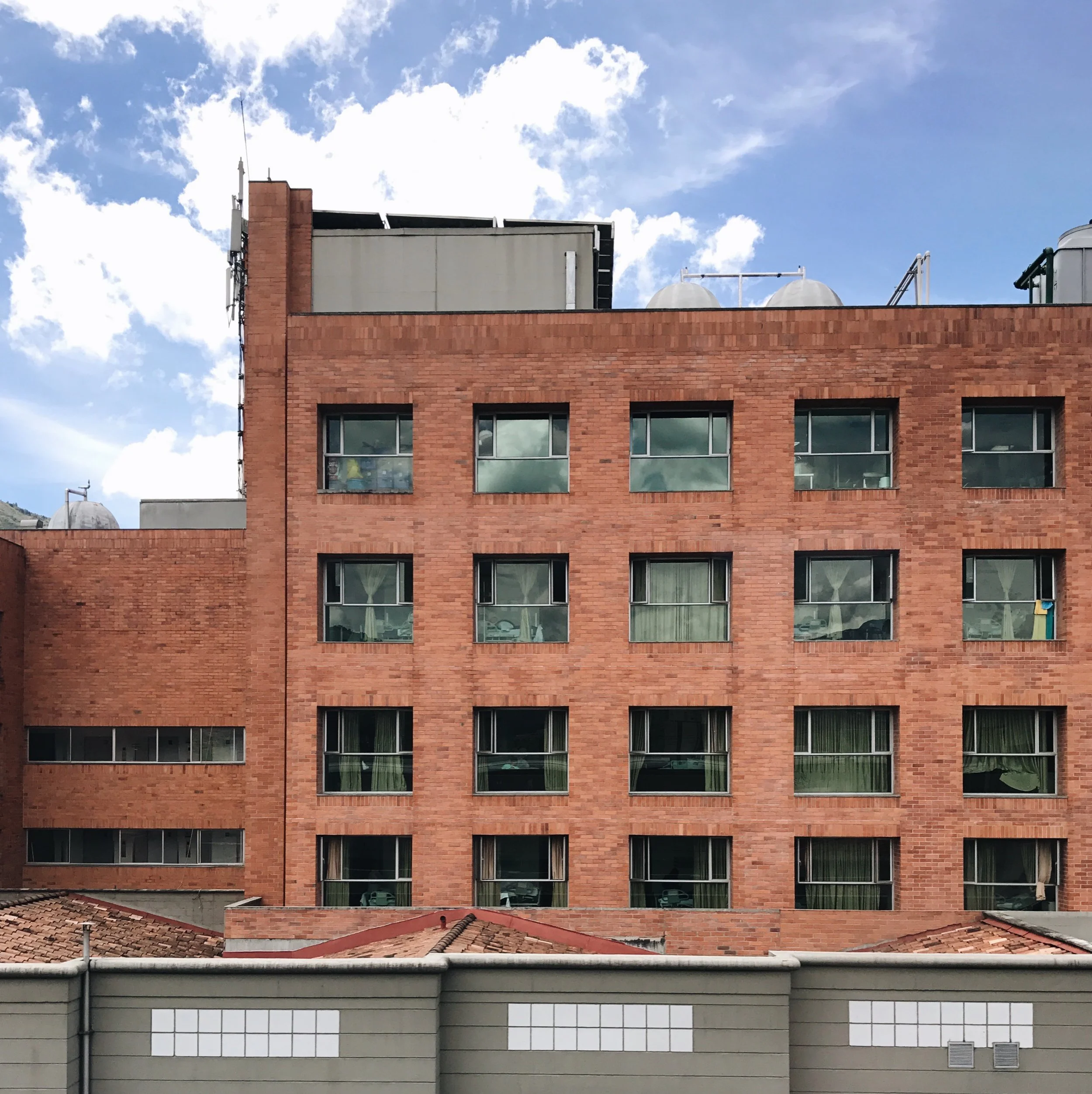 La ciudad se encuentra repleta de edificios de ladrillos. La paleta de colores marrones se extiende a lo largo del valle.