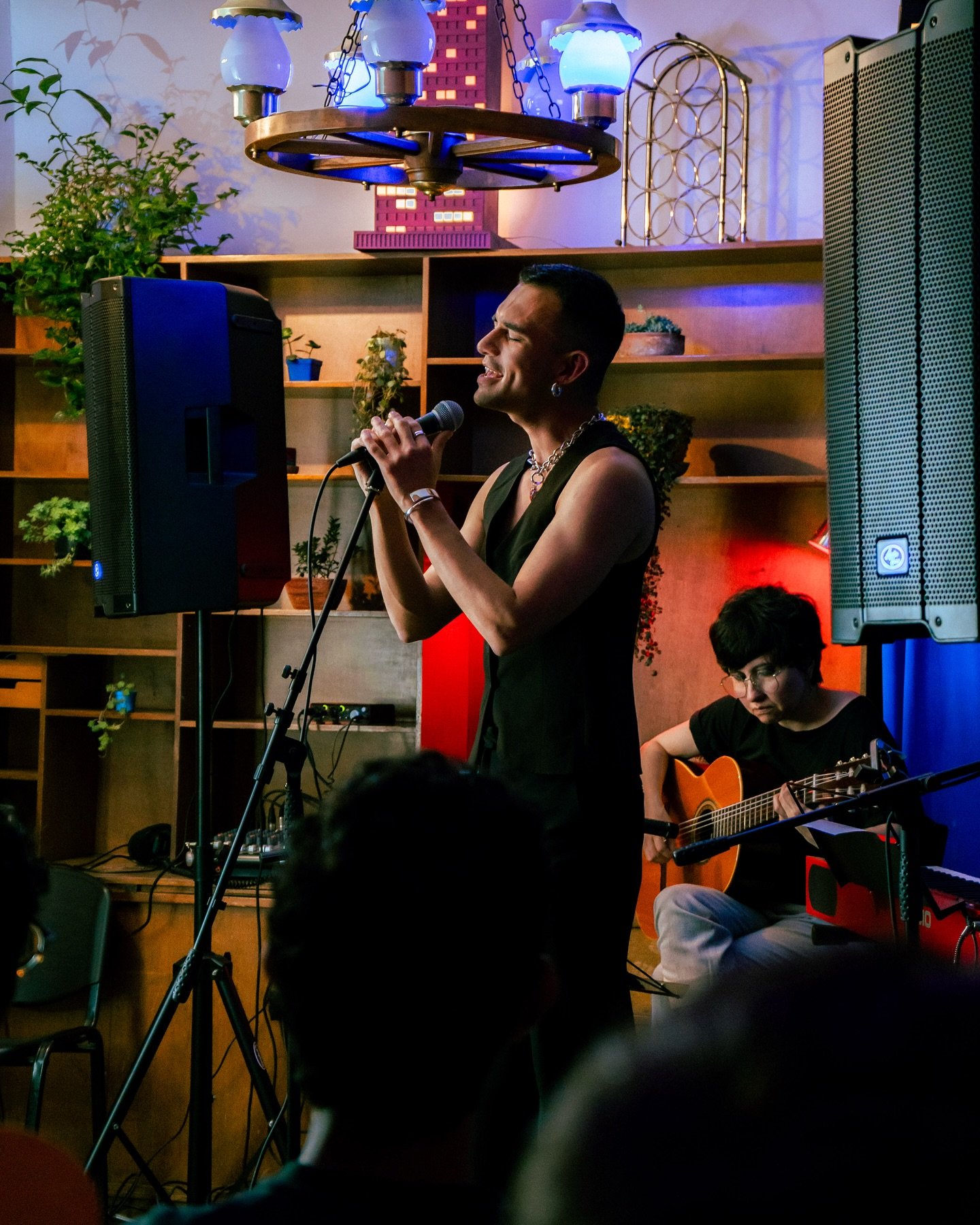 Contar una historia es f&aacute;cil. Contar la tuya&hellip; da v&eacute;rtigo. 🫠

Las semanas antes del concierto estuve tan ocupado con la (pre)producci&oacute;n que no tuve tiempo ni de sentir miedo.

Solo 2 horas antes de salir a escena me cay&oa