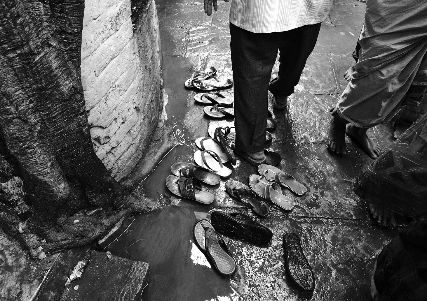 Varanasi_Outside_Small_Temple.jpg