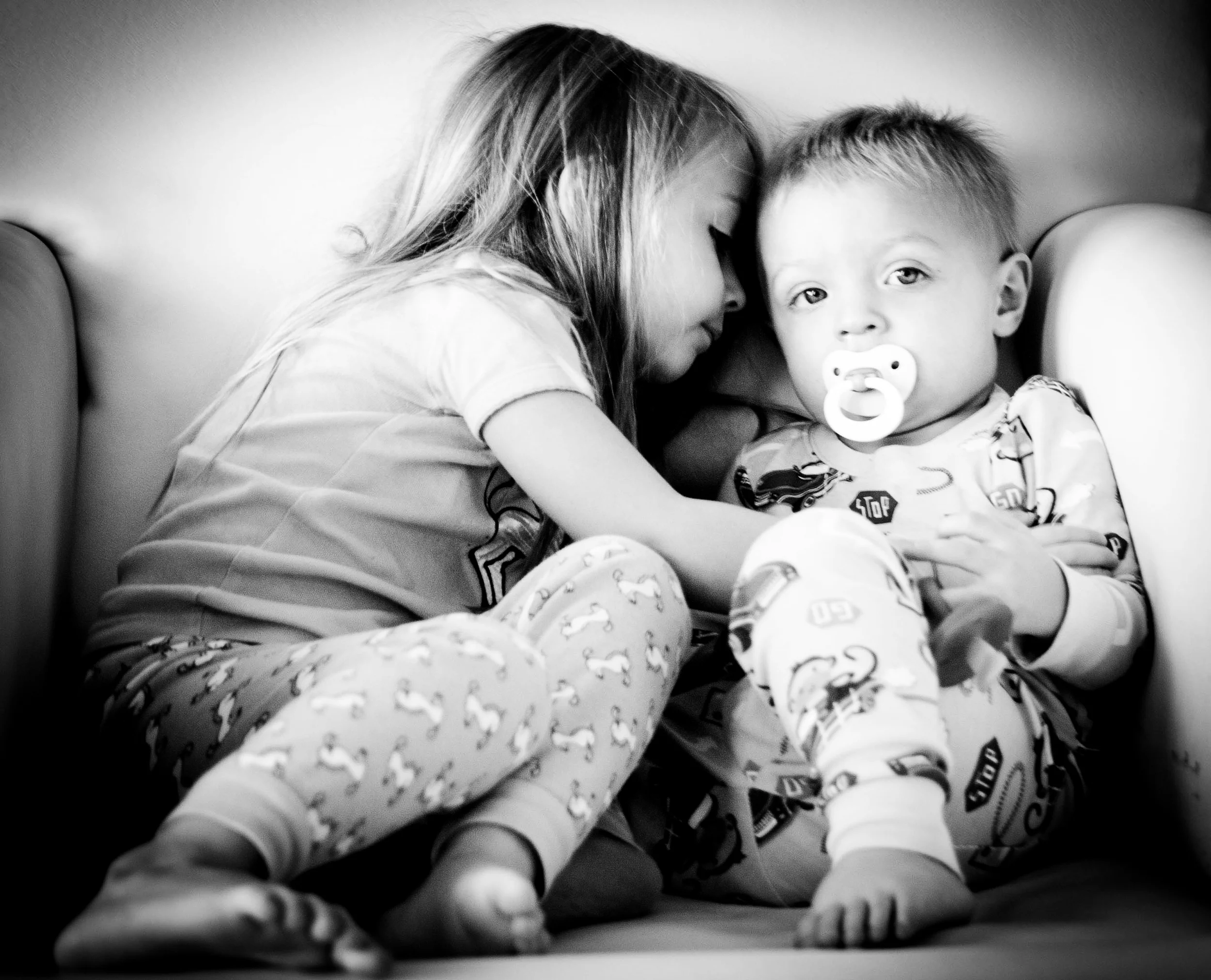 b&w snuggles (1 of 1).jpg