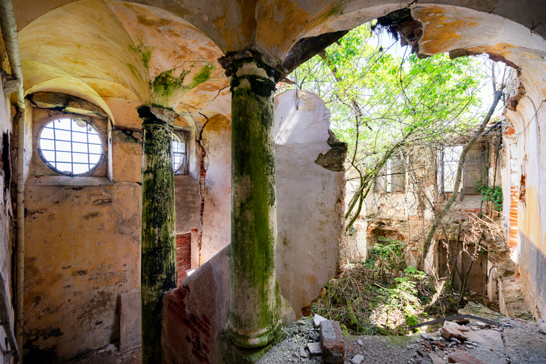 Cracked | Italy