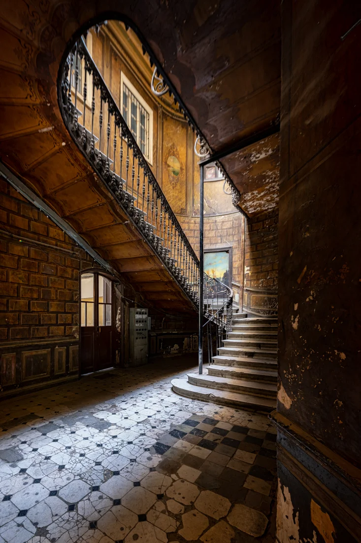 Floor Plan / The entrance to the former hotel London in Tbilisi.