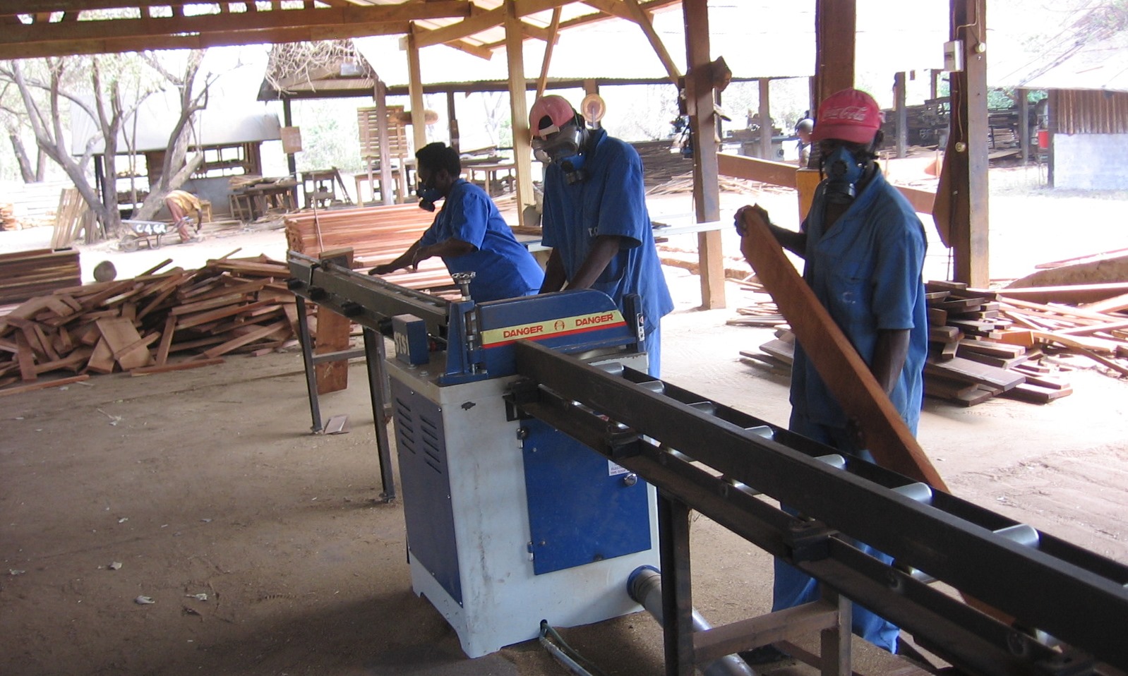Corte transversal na área de processamento da madeira seca - Cross cut in the dry timber processing area