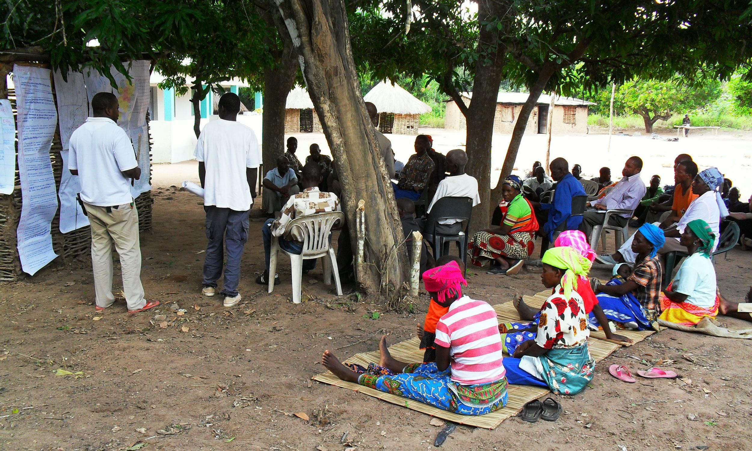 Com parceiros as comunidades são ajudadas a organizar-se para melhor gerirem a produção de mel - With partners communities are assisted in organising themselves to better manage honey production