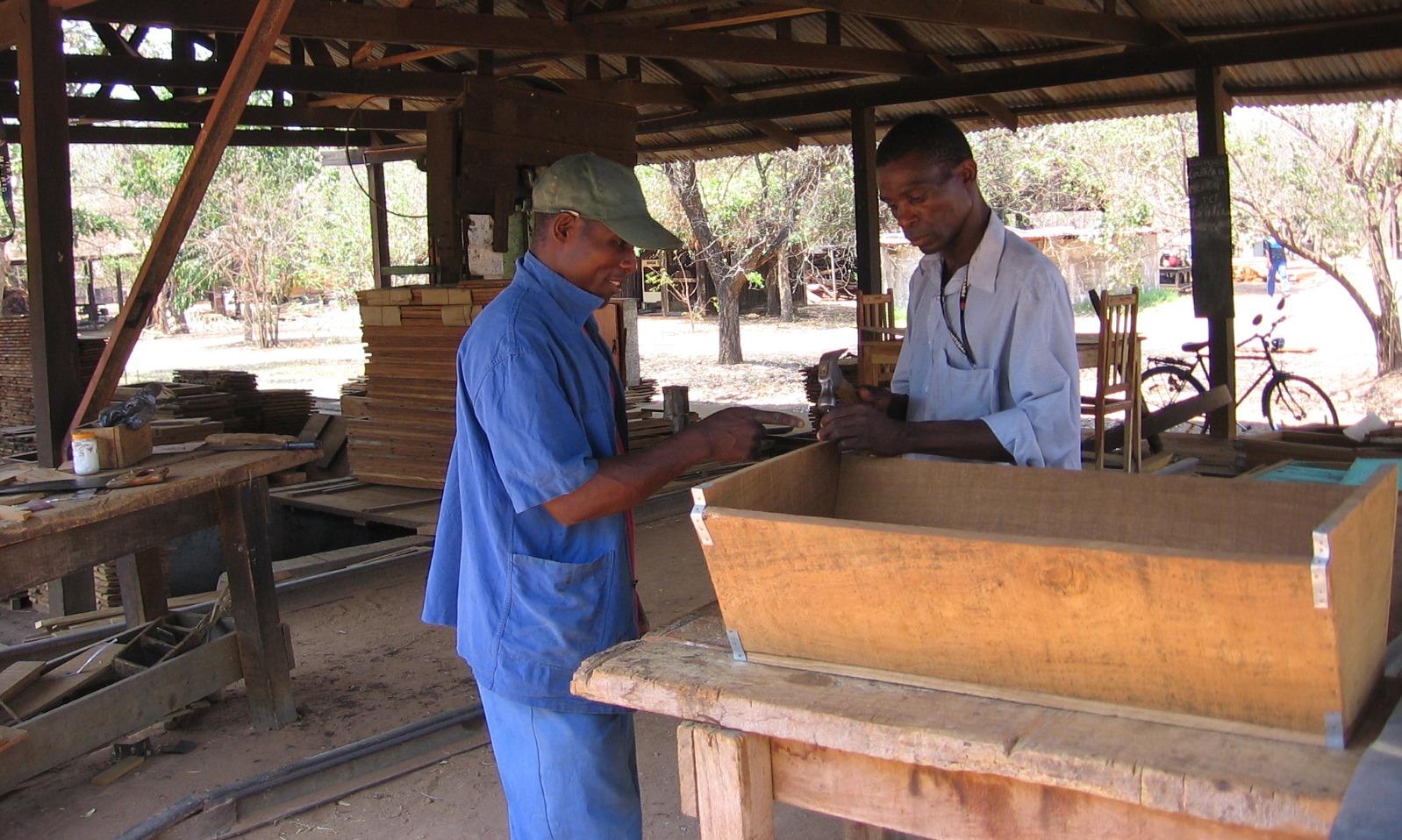 Todas as colmeias são fabricadas a partir de Madeira de Moçambique - All hives are manufactured using Mozambican hardwood timbers