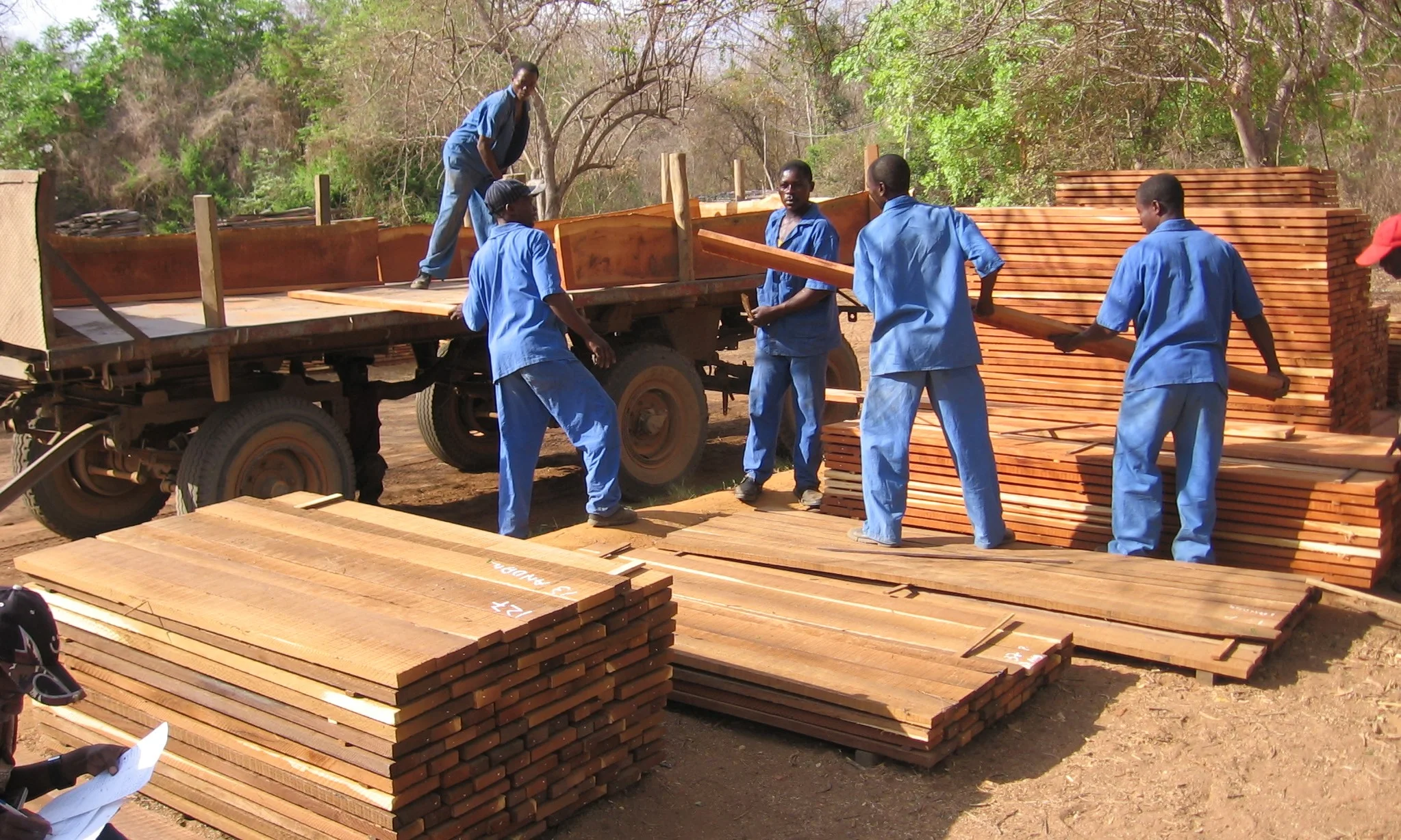 Carregamento de placas - Loading planks