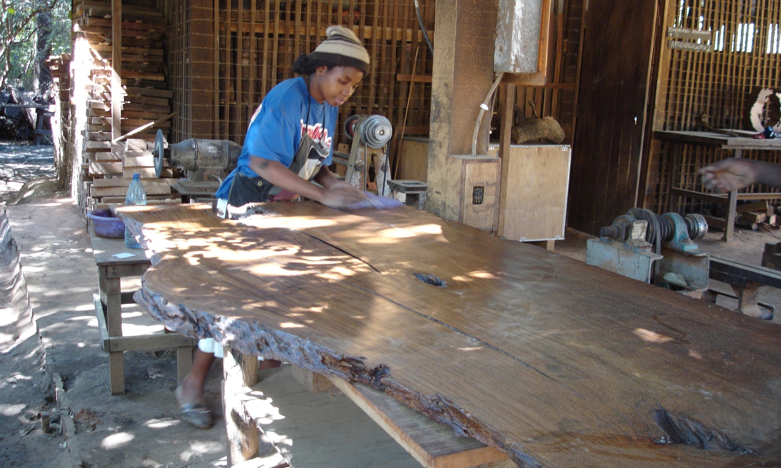 Acabamento à mãe de placas - Hand finishing a slab