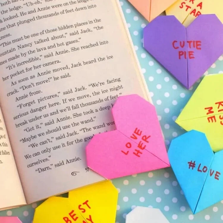 ORIGAMI CORNER BOOKMARK