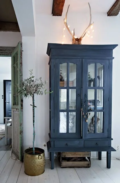 Blue makes a bold and powerful accent color in this white Norwegian home. Image via NIB.