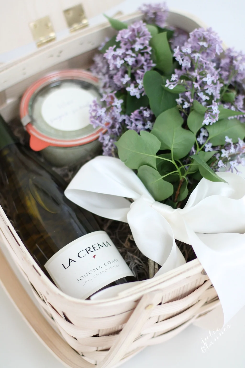 Simples steps to ensure you're a gracious houseguest. Bring a small gift. Image and more ideas via Julie Blanner.