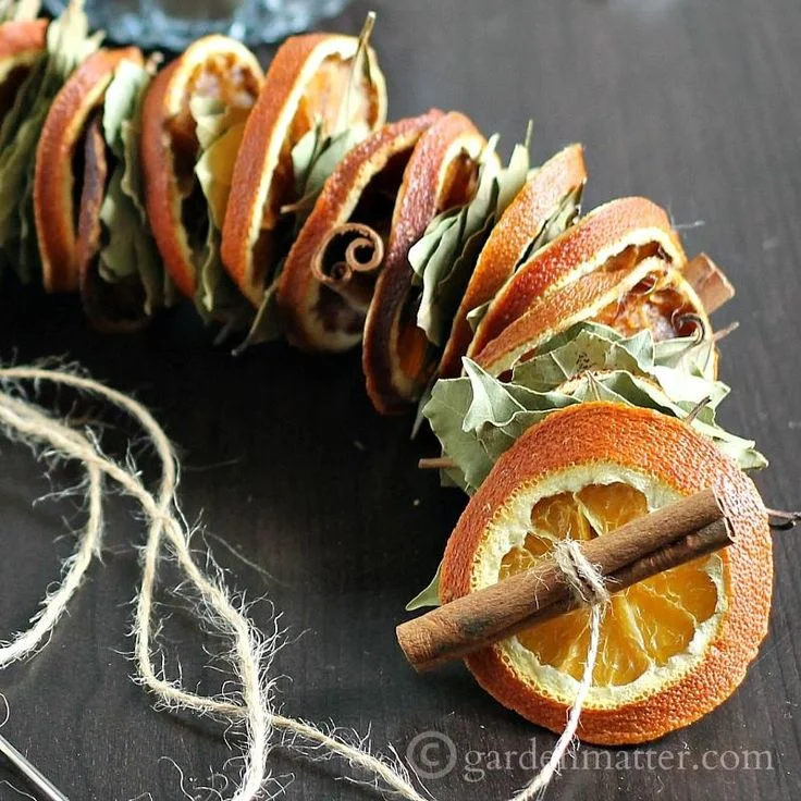 Decorating for the holidays naturally :: When a simple orange becomes anything but. The Entertaining House. Image property of Garden Matter.