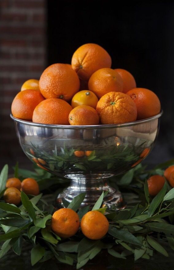 Decorating for the holidays naturally :: When a simple orange becomes anything but. The Entertaining House. Image via Tumblr.