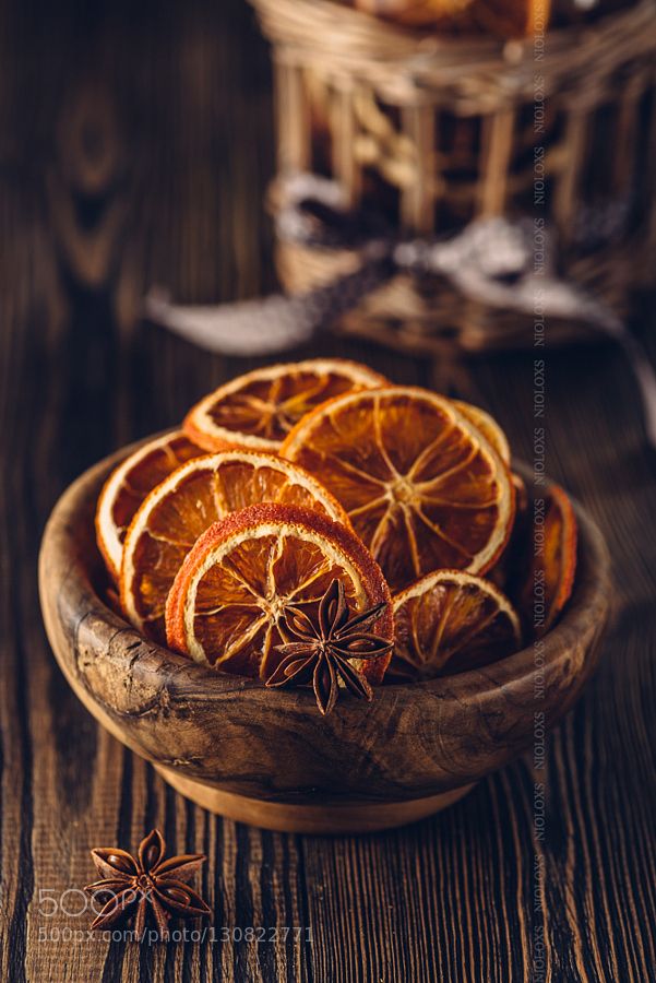 Decorating for the holidays naturally :: When a simple orange becomes anything but. The Entertaining House. Image property of John Urbana.
