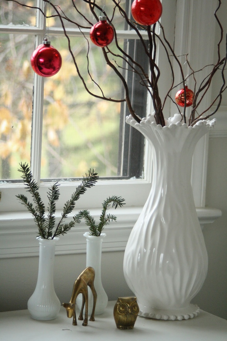 Decorating for the holidays :: Creative ways to use ornaments. The Entertaining House. Image via Primitive and Proper. 