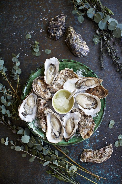 Stylish Bites :: Celebrating National Oyster Day. Image via Jessica Gordon Ryan/The Entertaining House - I happen to like them raw on the half-shell, myself... sometimes with lemon, sometimes with cocktail sauce and horseradish.... Image via Helen Cathcart