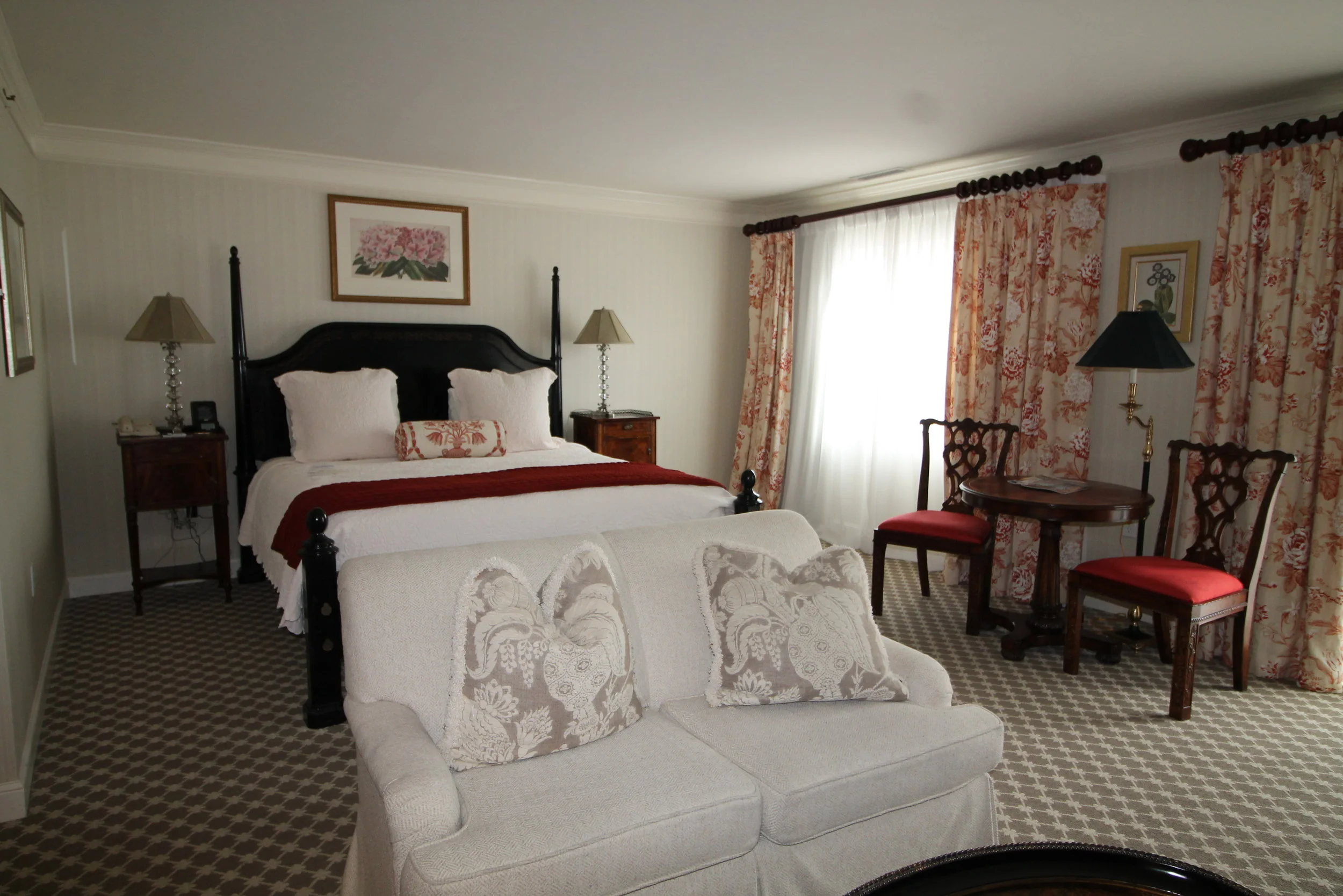 Quintessentially Connecticut :: Celebrate Spring at Saybrook Point Inn, Old Saybrook, Connecticut (Image via Jessica Ryan) Generously-sized guest rooms are both charming and elegant in a style fitting to the area.