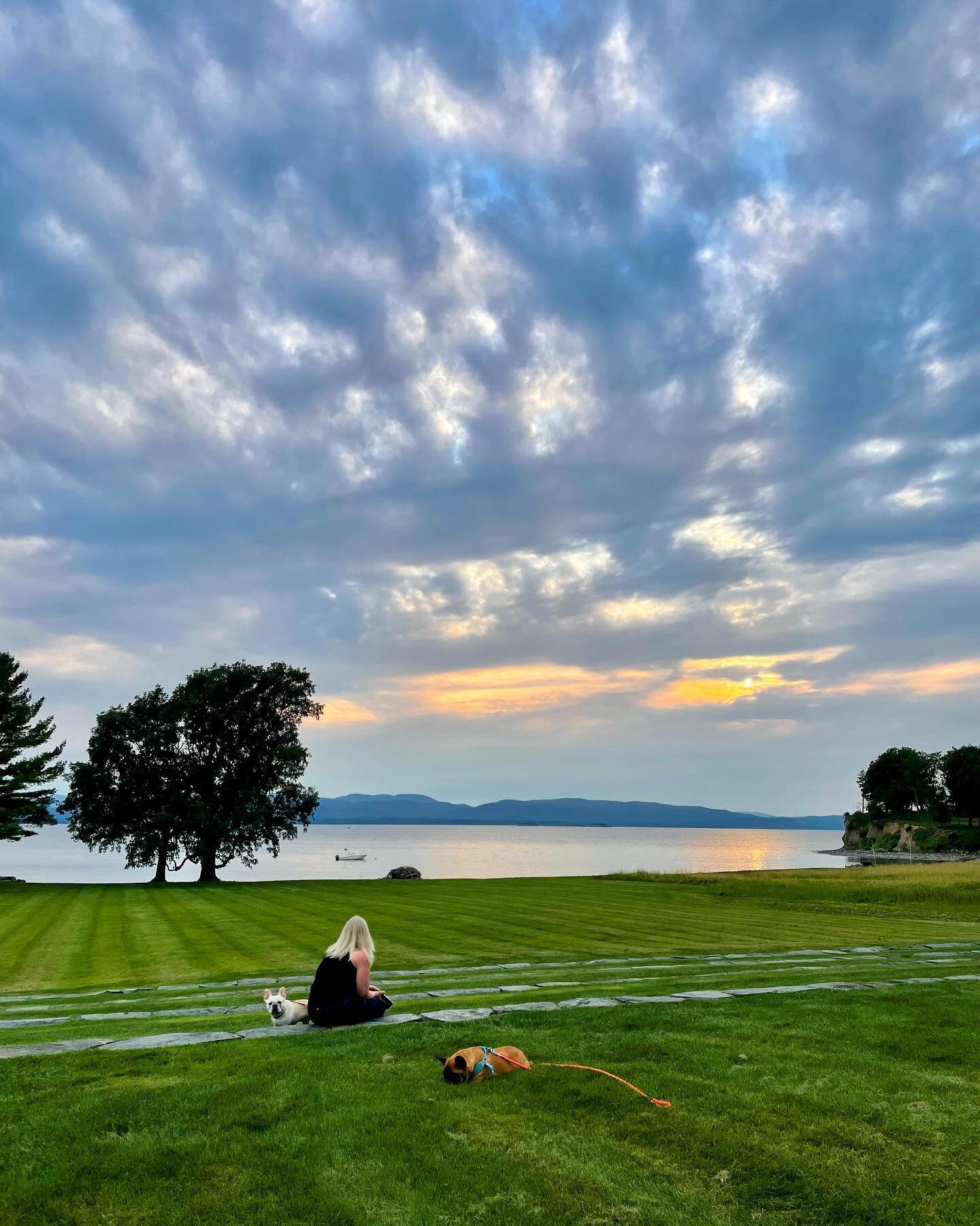 Good night from Sherbourne VT (looking onto Lake Champlain and the mountains of Upstate New York) with our hostess @corsairflair and Bentley and Willoughby taking the magnificent sunset poking through the clouds. 

It was a delightful 77&deg; today c