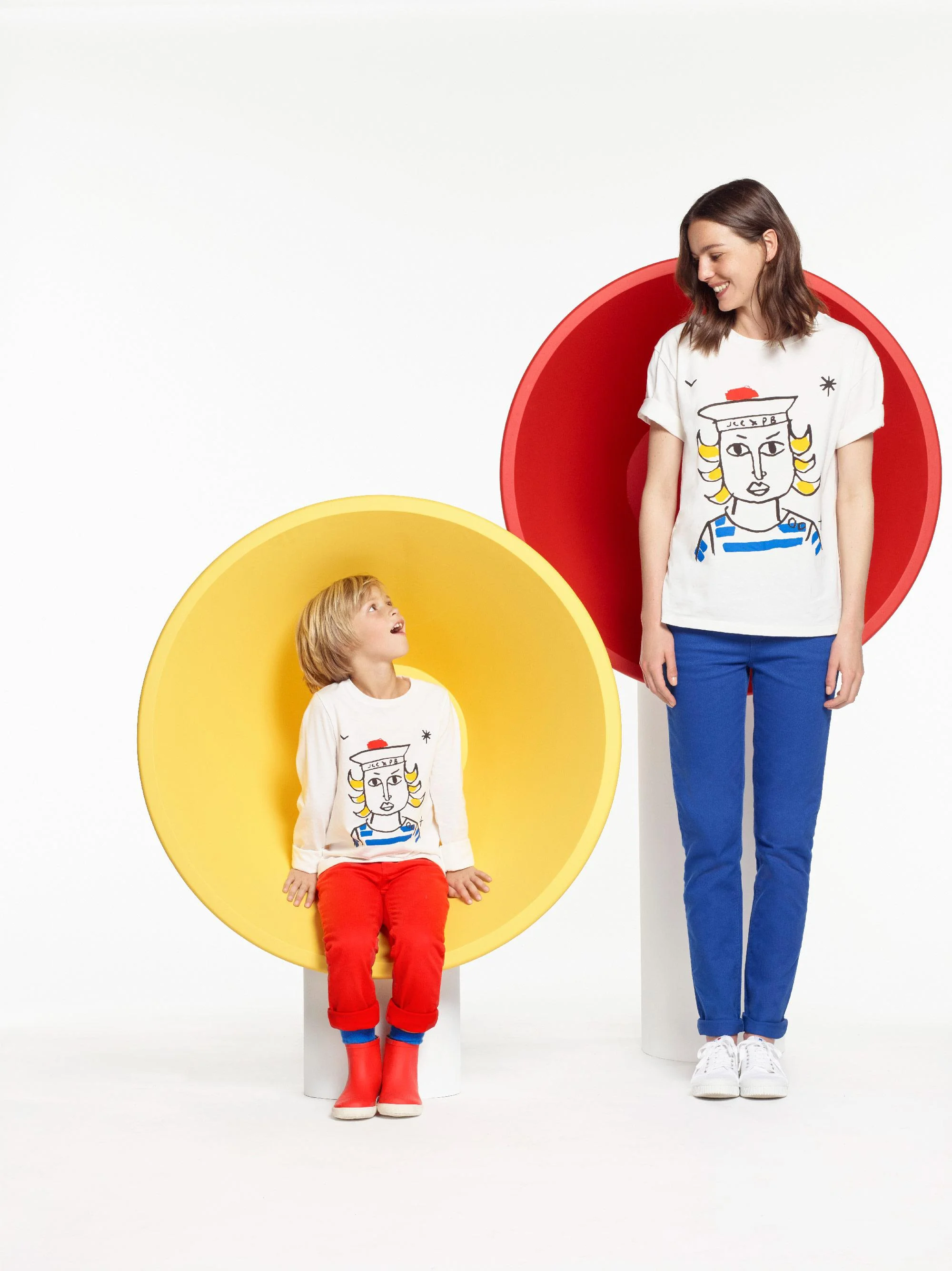 Le ciré devient poncho, sa capuche devient chapeau. La marinière prend des airs pop, se parant d’épaulettes colorées en ciré jaune ou toile de bâche rouge. Enfin une galerie de portraits hauts en couleur autour d’un marin rêveur se promène avec jubilation sur body, tee-shirts et sweat-shirts en pur coton. Bleu, rouge, jaune, les couleurs franches pétillent et tranchent, l’univers espiègle de Petit Bateau trouve sous la plume de Jean-Charles de Castelbajac une nouvelle dimension poétique et pop. Une collection événement au charme so french, fruit de la rencontre réjouissante entre un grand nom de la mode française et la maison troyenne.