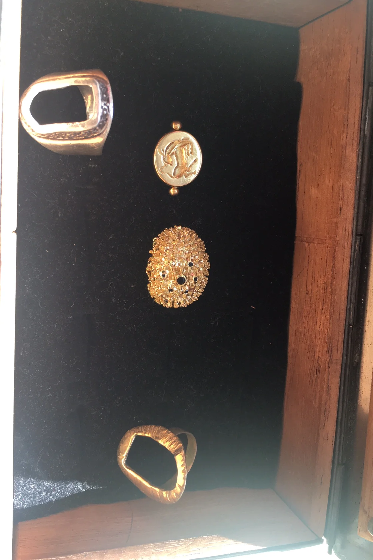 Sponge Ring With Black Diamonds2r.jpg