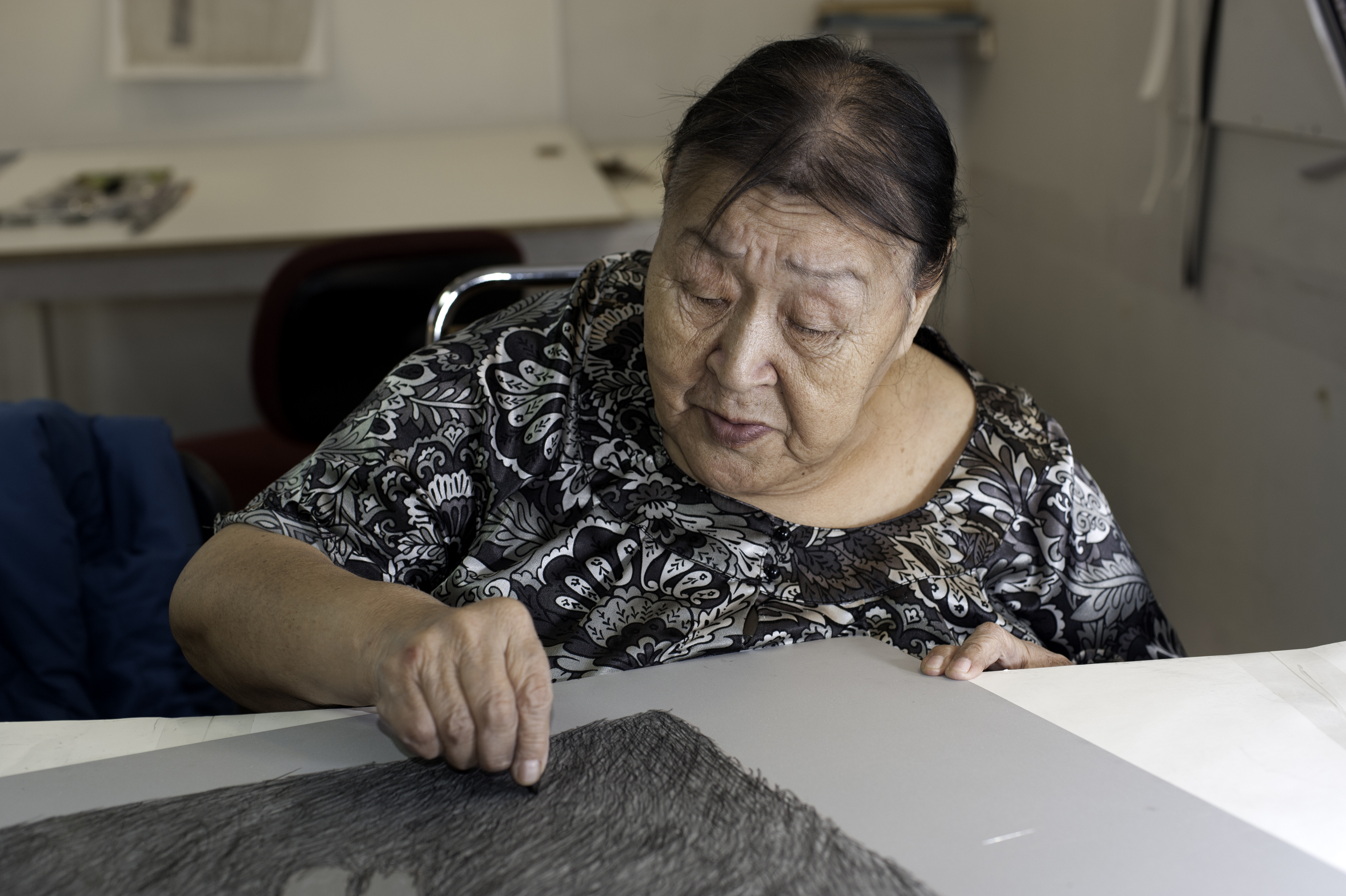Papiara Tukiki drawing on a litho plate © William Ritchie