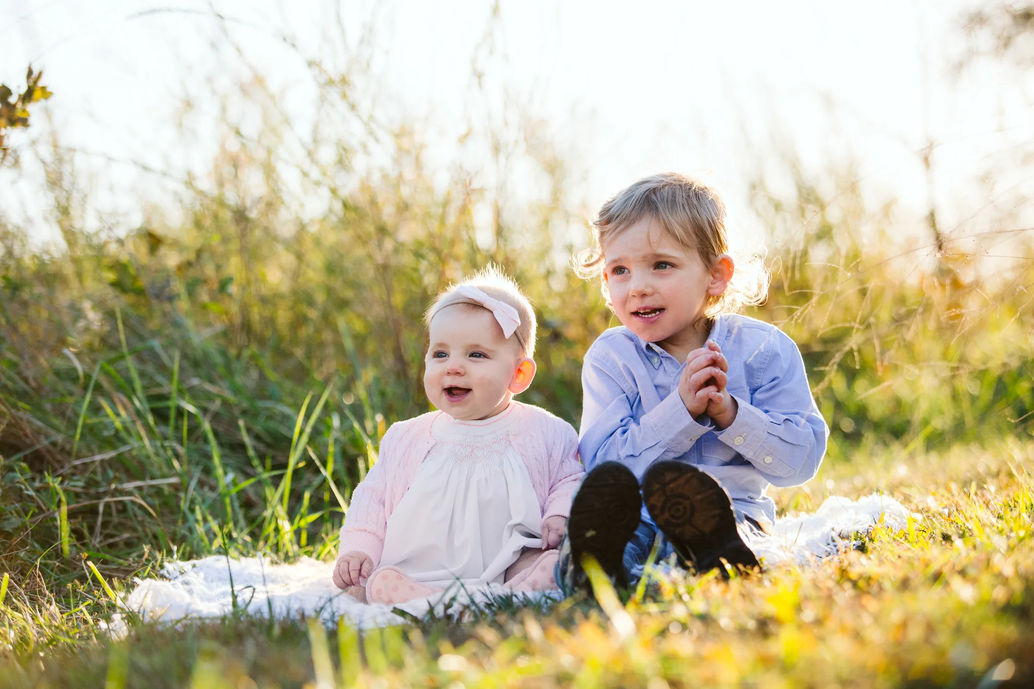 Two kids sitting on blanket in grass at Rust Manor House in Leesburg Virginia