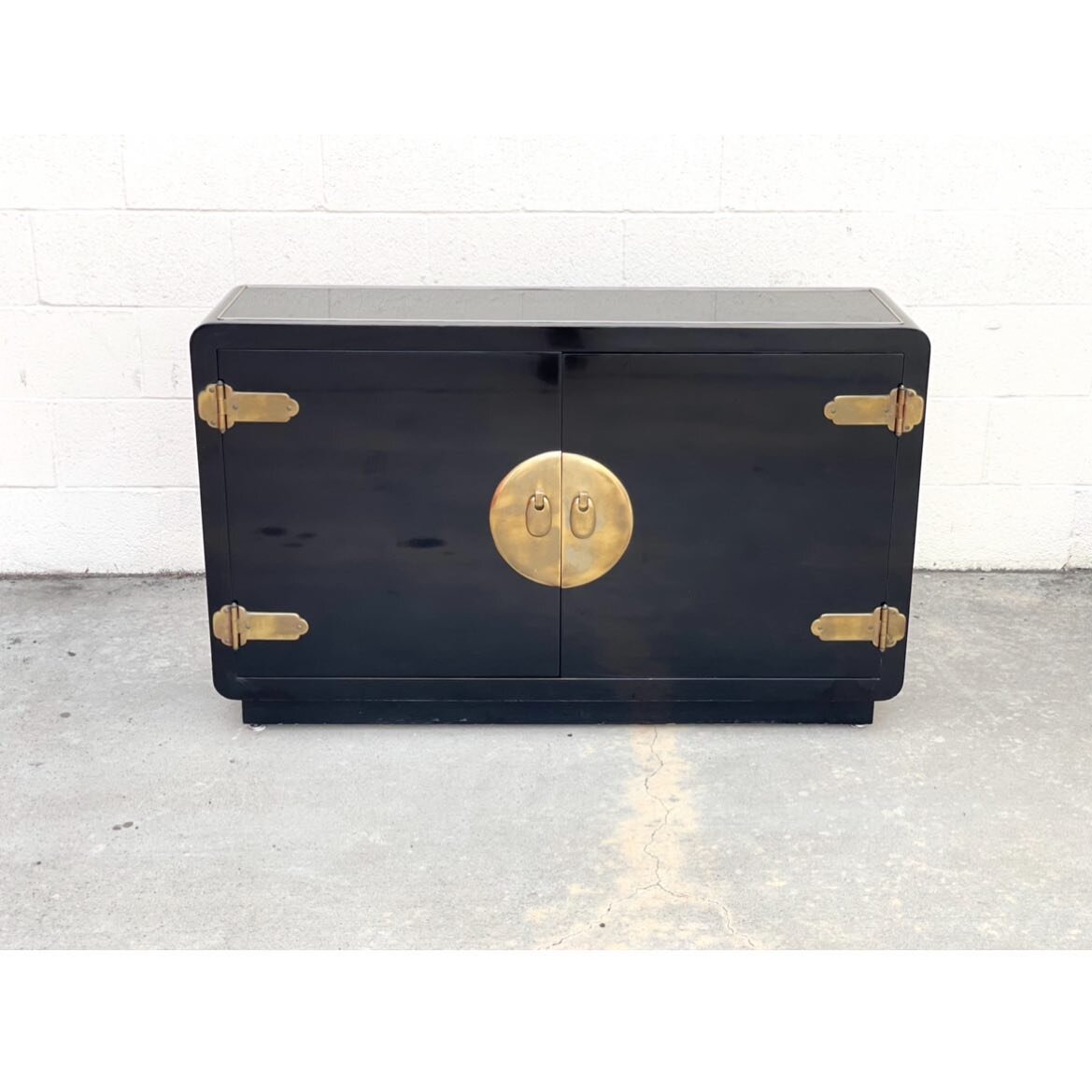 A Mastercraft Credenza in Black Lacquer and Brass
$995
.
.
.
#mastercraft #brass #blacklacquer #interiordesign #interiors #interiordecor #collectibledesign #interiordecorator #asianstyle #japanesefurniture #japanesestyle #chinesestyle