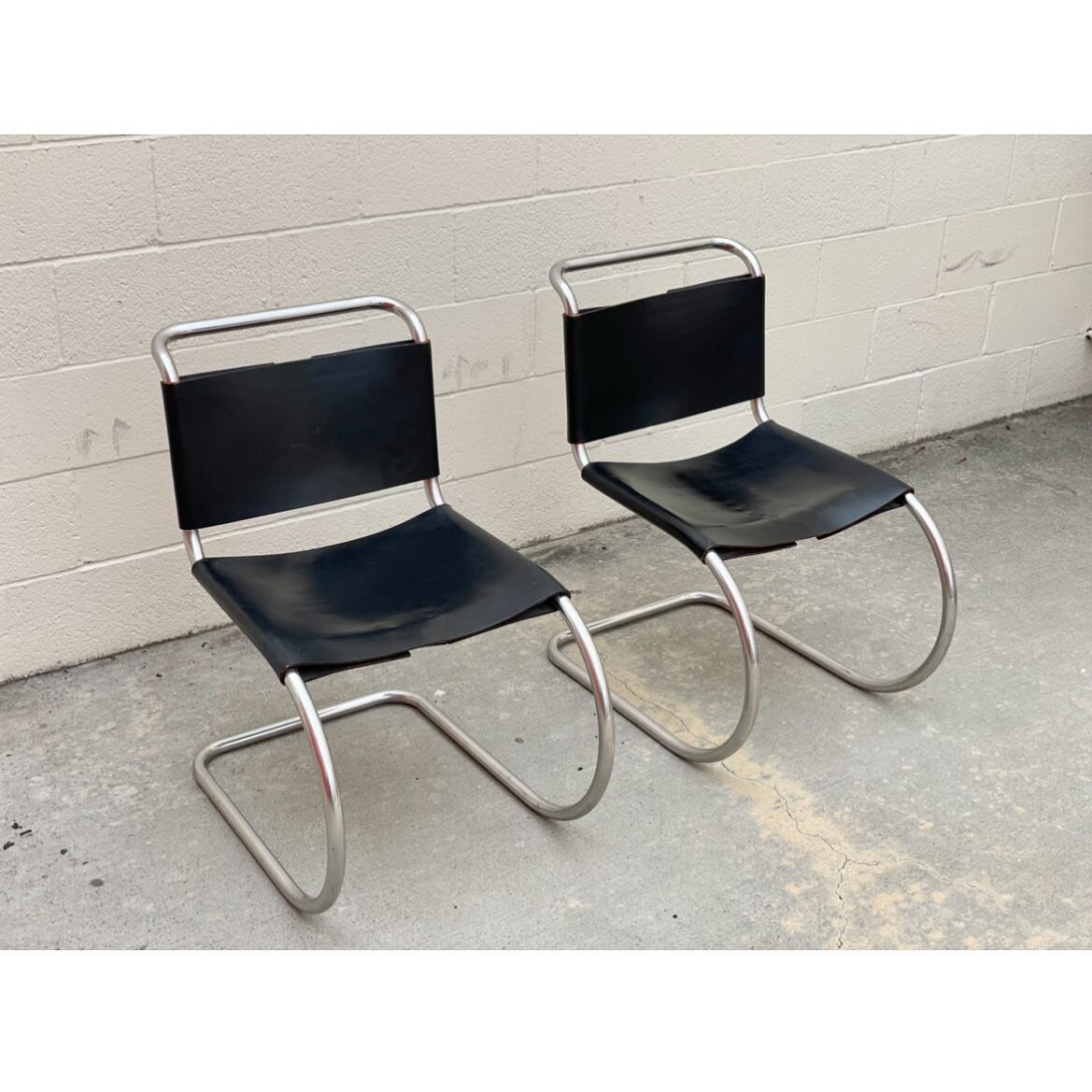 Ludwig Mies van der Rohe for Knoll International - A pair of 1970s cantilever MR10 chairs marked Knoll with vintage patina. 
$1300
.
.
#knollfurniture #mr10chairs #knollchairs #vintageknoll #midcenturymodernfurniture #miesvanderrohe #miesvanderrohech