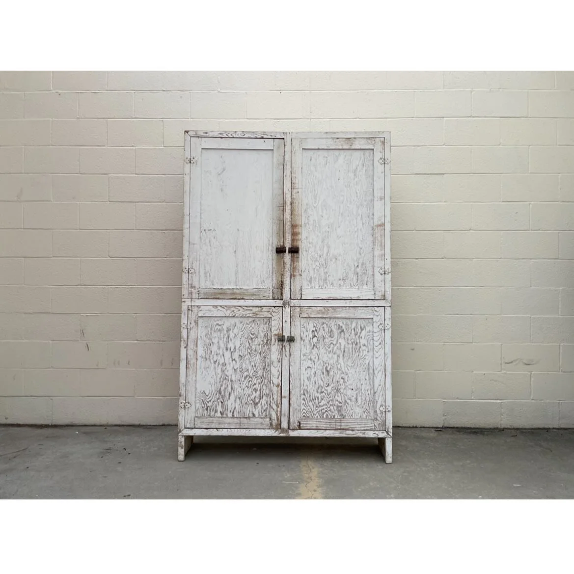 An early American plywood cupboard in white with four doors. 
$2200
.
.
#albertfrey #charlotteperriand #joecolombo #eames #americancraft #iimaritapiovaara #sumnershop #normancherner #earlyamerican #americana #craftsmen #shabbychic