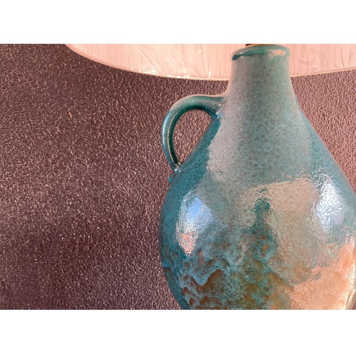 💧see center post for details 💧
.
.
#pottery #ceramics #vintageceramics #vintagepottery #ceramicist #potter #midcenturyceramics #midcenturypottery #californialiving #californiamodernism #modernism #traditionaldecor #transitionaldecor