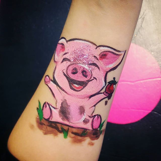 And this little piggy went to the @calgaryfarmersmarket 
Soon there will be two Calgary Farmers' Markets, with a second location opening in 2020. Looks like this piggy is excited too! .
.
#littlepiggy #market #bignews #cute #paint #facepaint #mud #fu