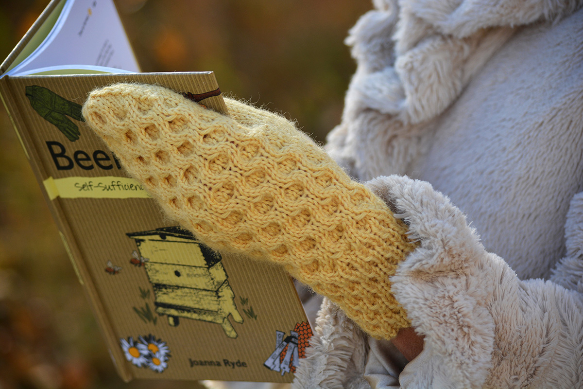 Men's or Ladies' Honeycomb cable mittens