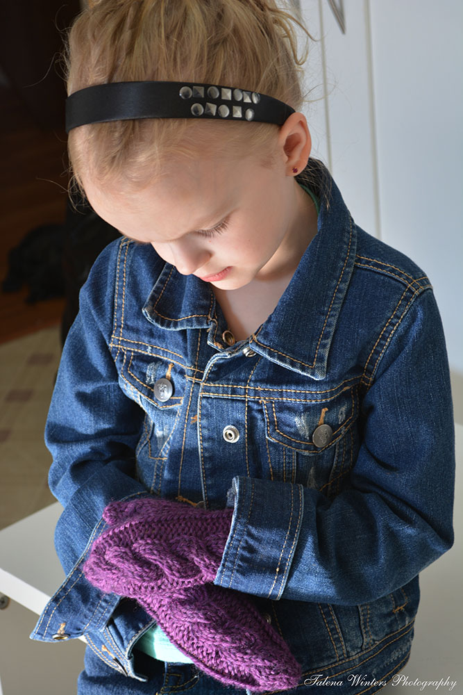 Children's quick-knit cabled mittens