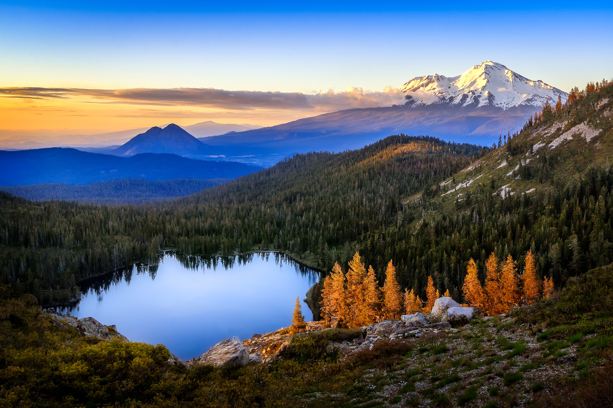 Красивое видео гор. Озеро Шаста в Калифорнии. Монтана штат закат. Озеро сердце Онтарио Канада. Уральские горы Тайга.