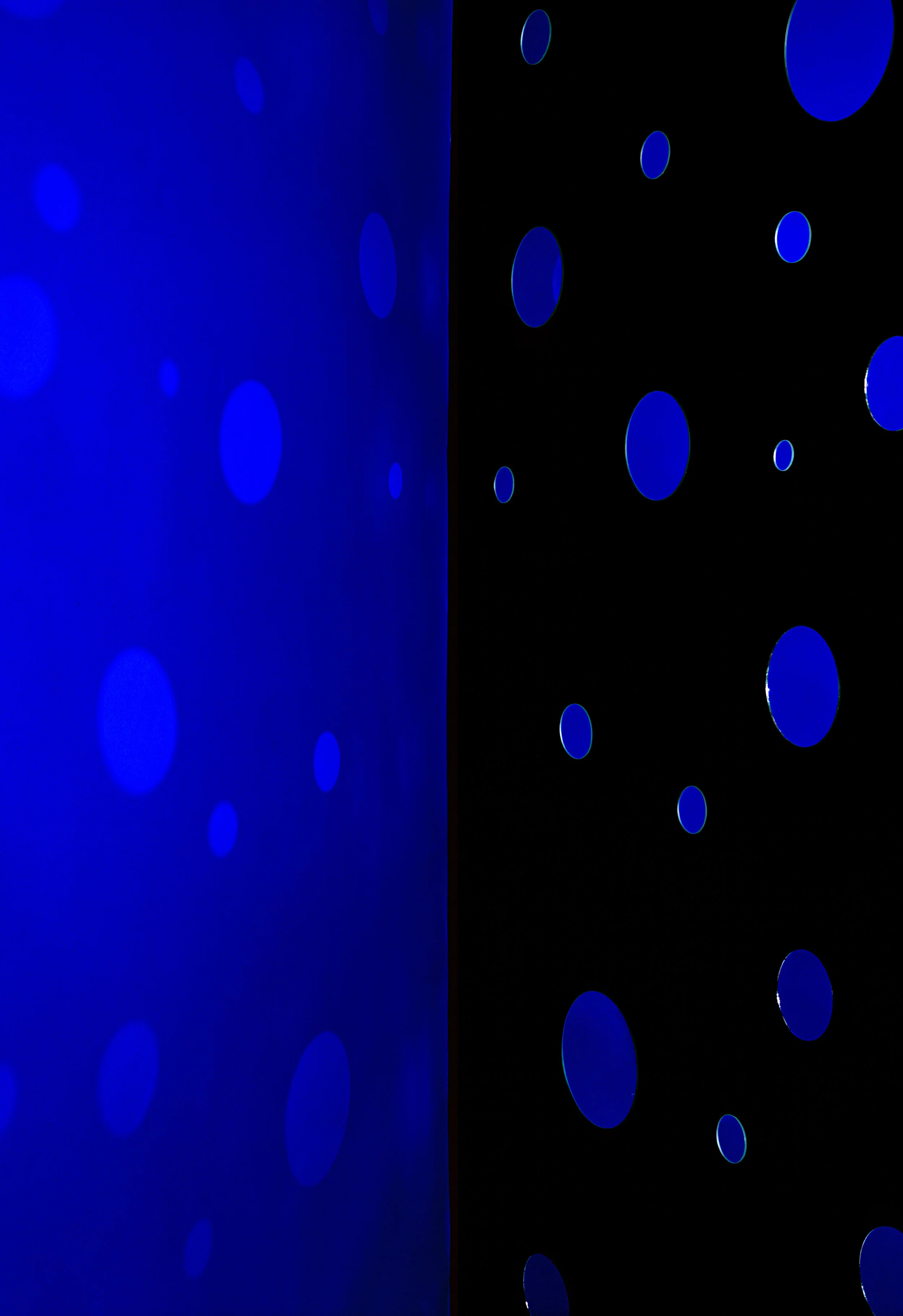 Jacky Redgate, Light Throw (Mirrors) Fold - Blue and Black, 2017, chromogenic photograph handprinted, 185 x 127 cm.