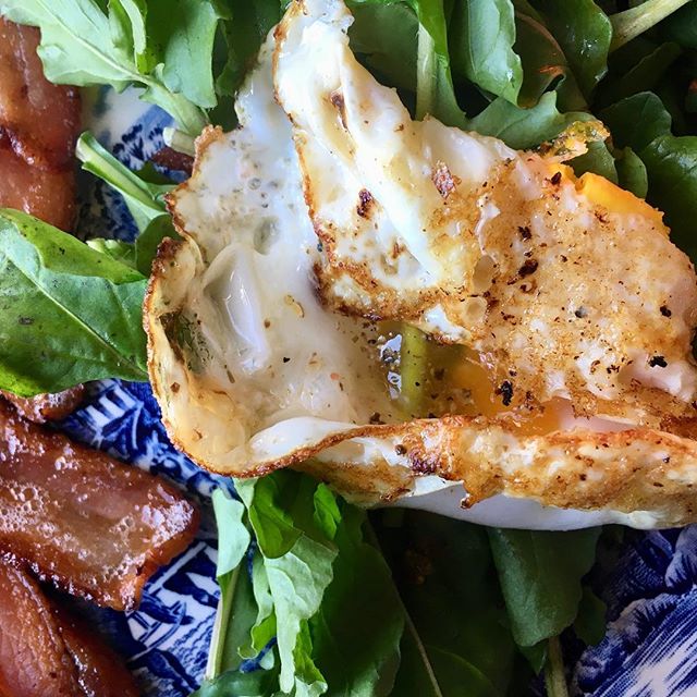 @mxmorningstarfarm arugula with sunny side egg pocket and organic bacon.... perfect midday meal #oliverwestonco #paleo #eatwell #hudsonvalleyfood #chefhannahspringer