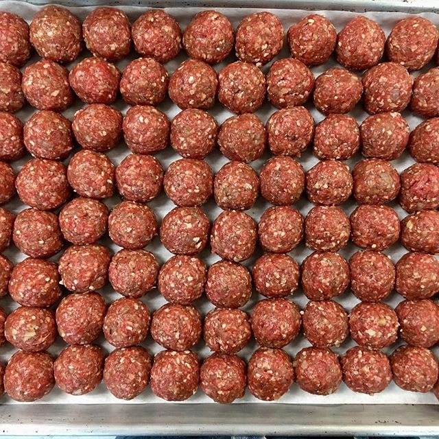 The best local grass fed ground beef (from @northwindfarms) made into meatballs for our Albondigas soup. Formed by hand without any tools or a scale by yours truly. (You decide: am I secretly a robot? 😉) #oliverwestonco #hudsonvalleyeats #paleomeatb