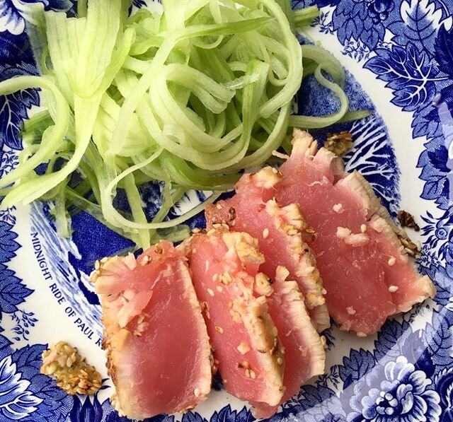 Seared tuna with wasabi and sesame seeds, and of course avocado cucumber and Tamari! #chefhannahspringer #oliverwestonco #deconstructedsushi #paleosushi