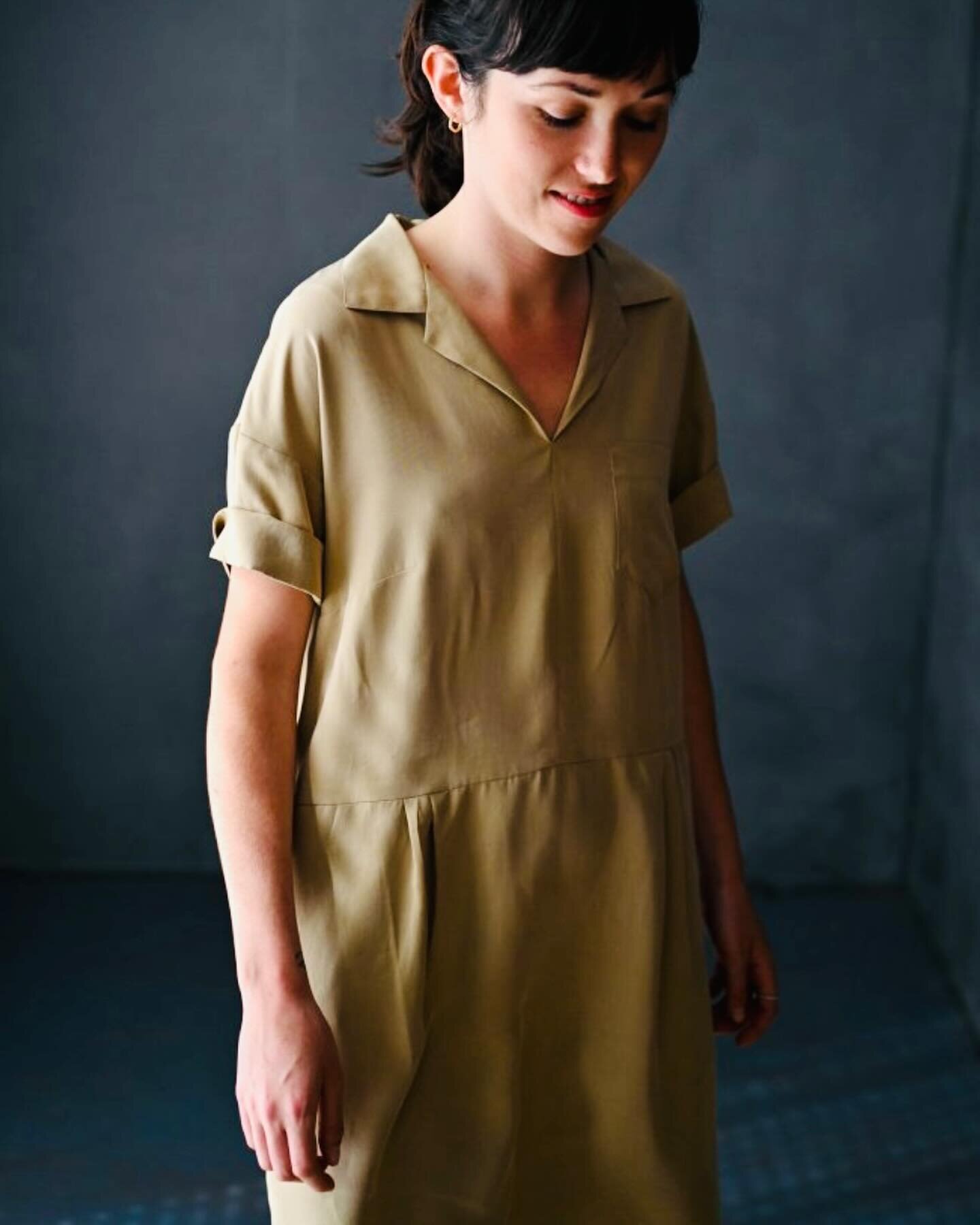 #merchantandmills&rsquo; factory dress slips over the head, features pockets and ready-rolled up sleeves:) 
A beginner level pattern that you can use with our range of linens, linen blends, cotton chambray and even Liberty poplins 💛💛
The Factory Dr