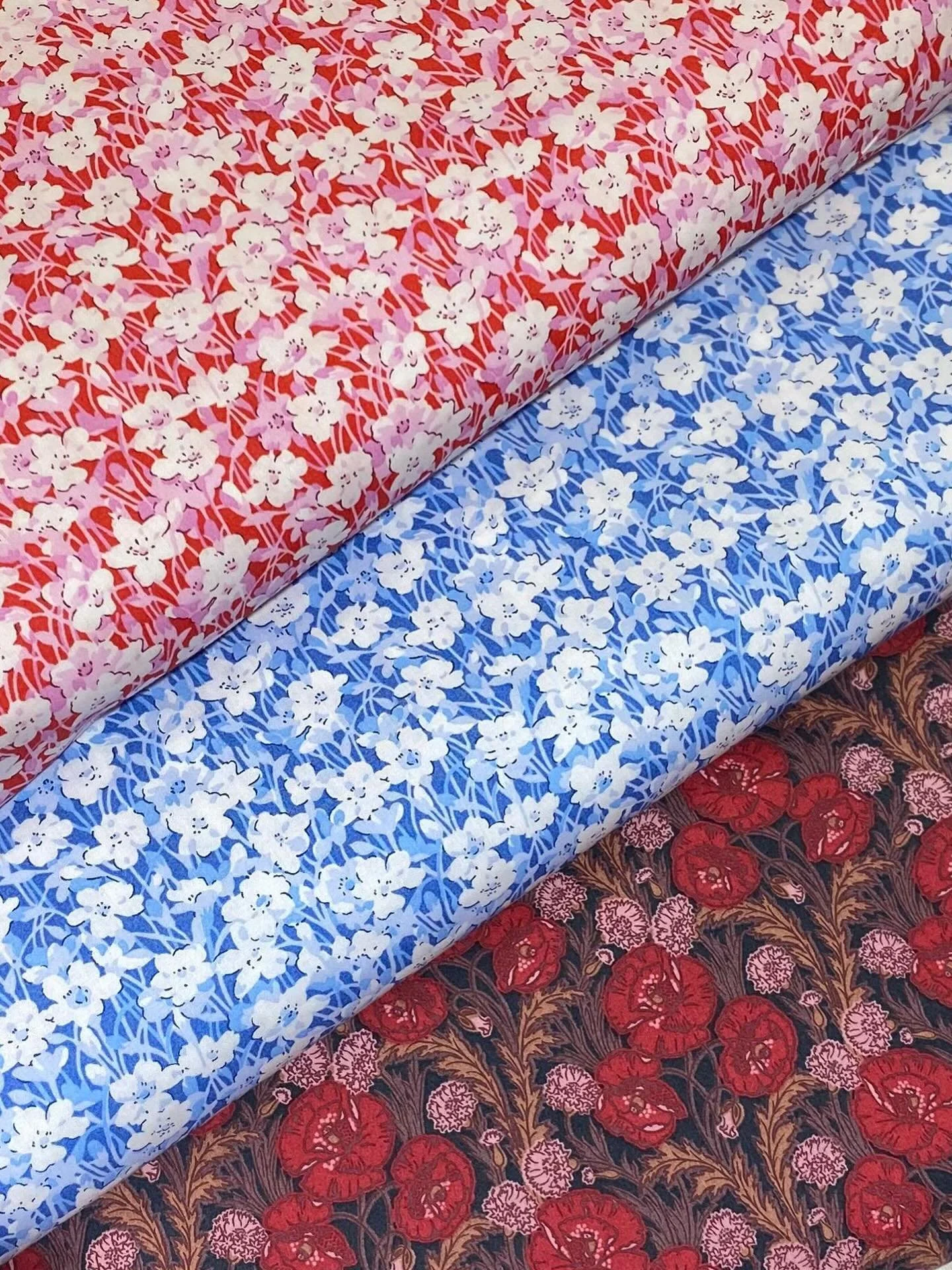 Fresh drops - this time in #libertypiccadillypoplin. These are heavier than lawn and are perfect for classic shirts and blouses in timeless cuts, or lightweight dresses and skirts for carefree appeal. Available instore and online. 
.
.
#fabricitysg 
