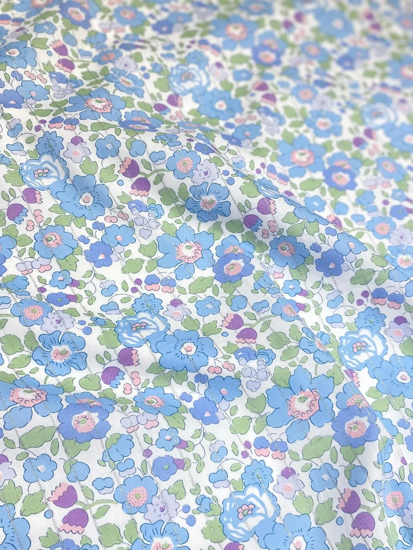 Spot the subtle shimmer: Betsy Metallic in the softest silver stripes.
 🩵🩵
.
.
#fabricitysg
#libertytanalawn