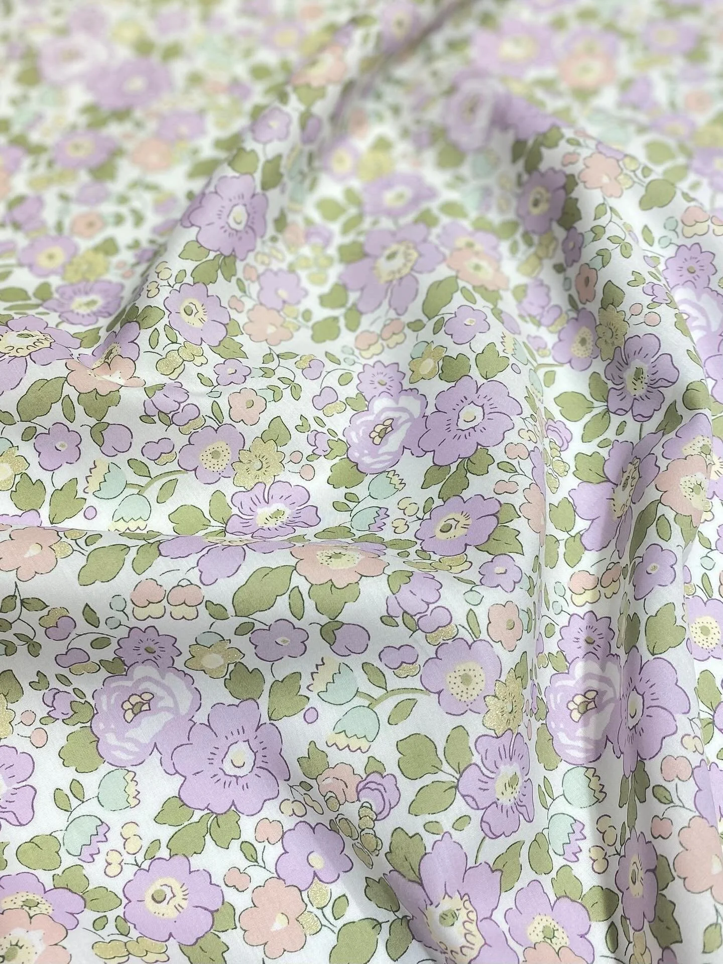 another gorgeous Betsy metallic colourway 💜
.
.
#fabricitysg
#libertytanalawn
#libertybetsy