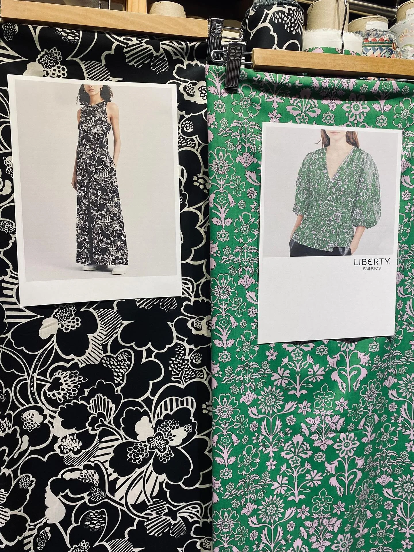 Muted tones. Bold blooms.
Liberty’s minimal colour, maximum charm. Quietly stunning.⭐️🌟
Prospect Flower Mono and Marlow Mono from #libertyfabrics’ Minimal Colour Collection. 🖤💚
.
.
#fabricitysg
#libertytanalawn