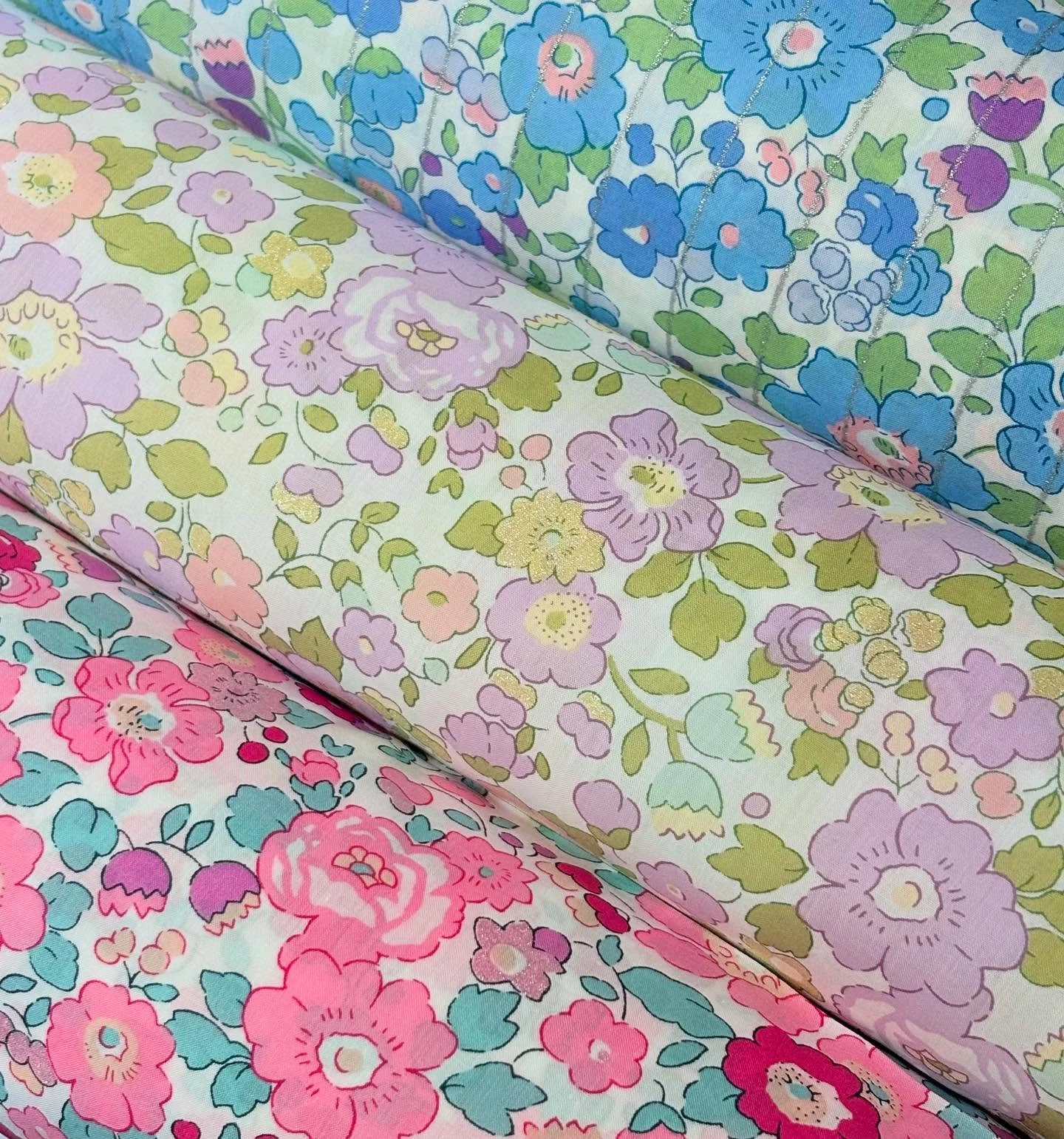 Timeless Betsy, with that touch of shimmer &hellip;🩵💕
We managed to restocked these.  Get them before they are gone again!
.
.
#fabricitysg
#libertyfabrics
#libetyyanalawn
#libertybetsy