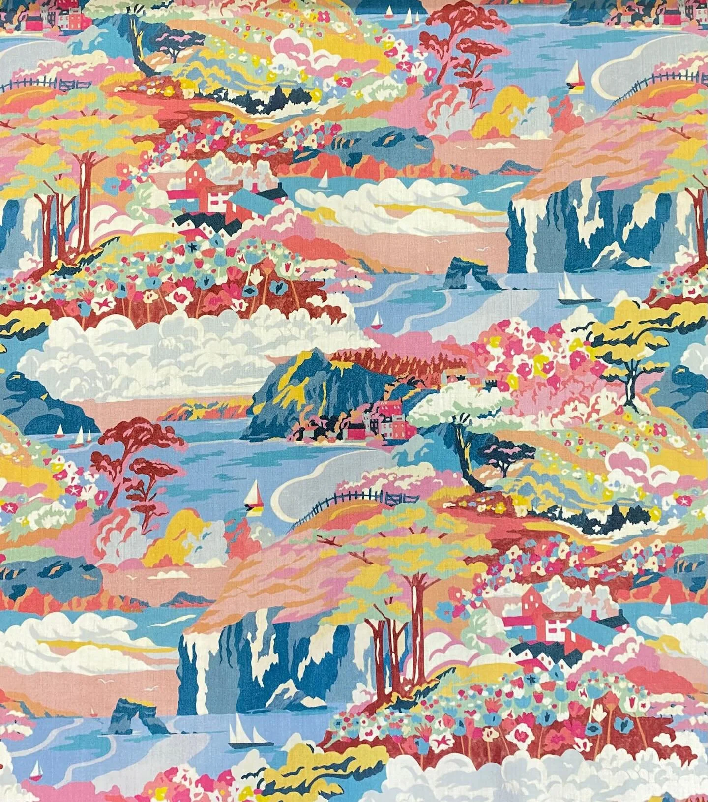 🌊Coastal Landscape - This beautifully nostalgic print celebrates the sweeping vistas of the British shoreline. Peaceful bays, graceful sailing ships, and winding hillside paths unfold across the design, capturing the quiet charm of seaside life. Ori