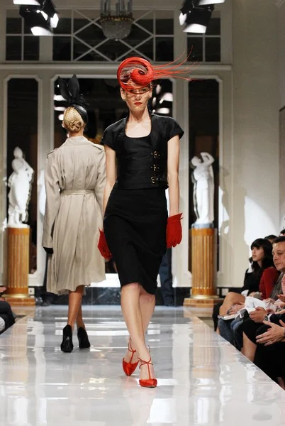 Philip Treacy show, London Fashion Days (2007)