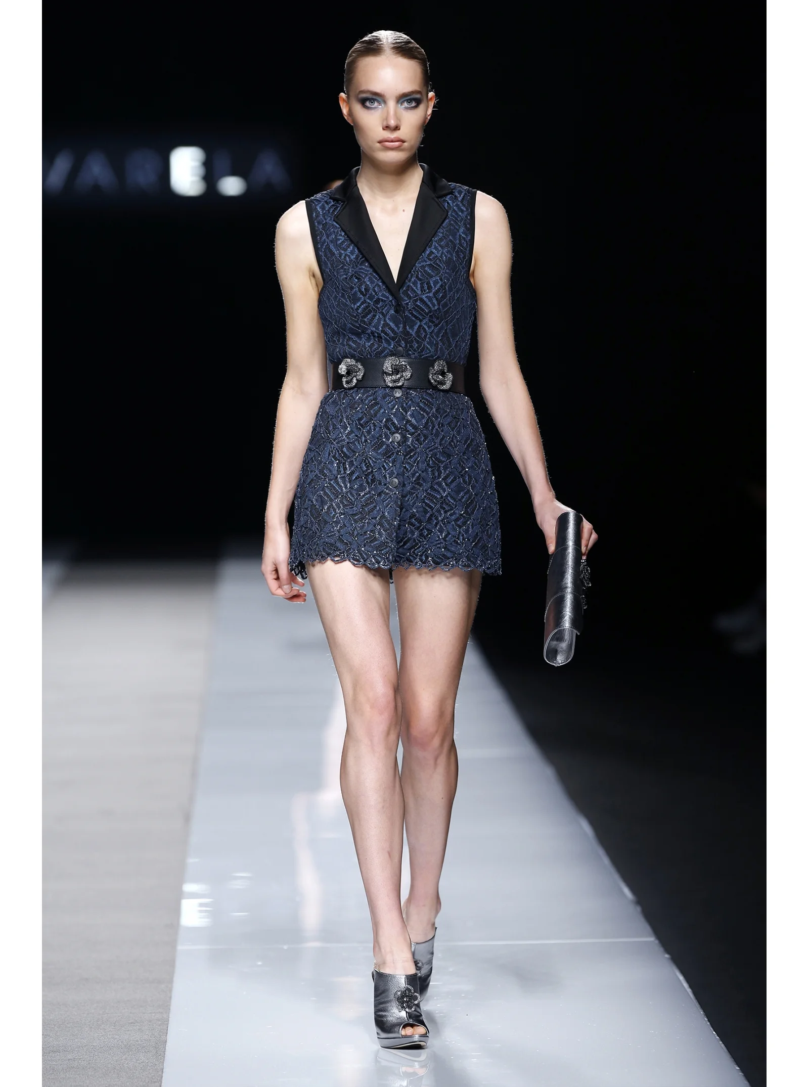 chaqueta-vestido-smoking-encaje-bordado.jpg